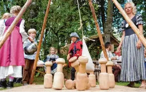  ??  ?? Hier ist ein ruhiges Händchen gefragt: Einmal kurz Schwung geholt und den Sack möglichst genau platziert, purzeln die Holzkegel der Reihe nach auf den Boden.