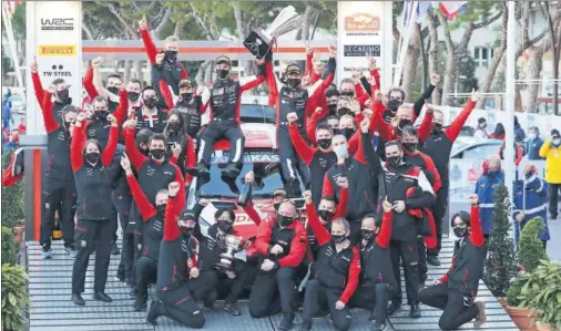  ??  ?? El equipo Toyota al completo celebra ayer, en el podio del Rally de Montecarlo, la victoria de su piloto Sebastien Ogier.