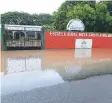  ??  ?? Este centro educativo se inundó por la pertinaz lluvia.