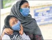  ?? WASEEM ANDRABI/HT ?? A family grieving at a cremation ground in Srinagar on Monday.