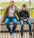  ?? Foto: dpa ?? Jason und sein Vater beim Stadionbes­uch auf St. Pauli.