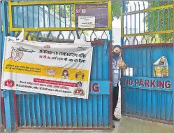  ?? RAJ K RAJ/HT PHOTO ?? A closed vaccinatio­n centre at a government school in Jangpura.