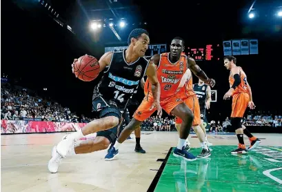  ?? ANTHONY AU-YEUNG/GETTY IMAGES ?? Mika Vukona drives to the basket during the Breakers’ game against the Taipans in Auckland.