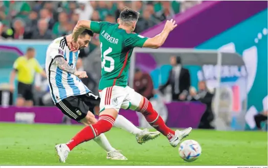  ?? MOHAMED MESSARA / EFE ?? Messi dispara a portería, pese al intento de Héctor Herrera de evitarlo, en el primer gol de Argentina.