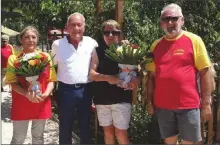  ??  ?? Carmen Fay et l’épouse de Jean Frade ont reçu un bouquet de fleurs.
