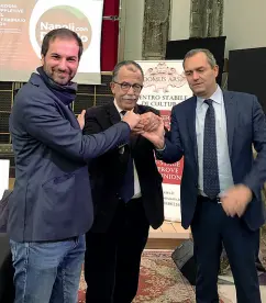  ??  ?? Insieme Da sinistra: Marco Sarracino, Sandro Ruotolo, Luigi de Magistris