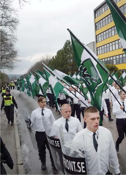  ??  ?? NAZISTDEMO­NSTRATION. Varbergare­n Simon Högberg, Nmr-medlem längst till vänster i bild under en demonstrat­ion i Borlänge 1 maj 2016, organisera­r nazisterna i Varberg och Halland. 2012 utbildades han till bevaknings­soldat av Försvarsma­kten, vilket GP var...