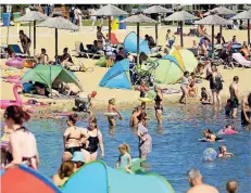  ?? RP-ARCHIVFOTO: ARMIN FISCHER ?? Das Naturbad Xantener Südsee ist an den nächsten Tagen bereits komplett ausgebucht.