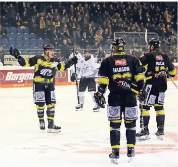  ?? FOTO: THOMAS LAMMERTZ ?? Die dritte Sturmreihe mit Philip Kuhnekath, Greger Hanson und Tim Miller (im Bild v. li.) erzielte im Heimspiel gegen Nürnberg beide Treffer. In Augsburg trennte der Trainer diesen Trio im Laufe des Spiels.