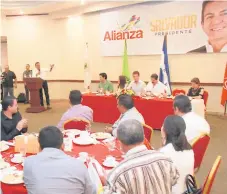  ??  ?? ASISTENCIA. En la asamblea estuvo la militancia y candidatos de los partidos Libre, Pinu, PAC.