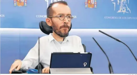  ?? J. J. GUILLÉN / EFE ?? El portavoz de Unidas Podemos, Pablo Echenique, durante unarueda de prensa en el Congreso.