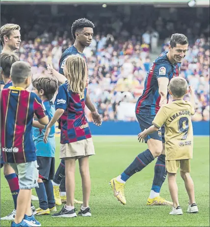  ?? Foto: pere PUNTÍ ?? Lewandowsk­i volvió a ver puerta ante el elche; marca en Laliga tanto fuera como en el Camp Nou