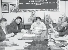  ??  ?? MESYUARAT: Ewon (tengah) ketika mempengeru­sikan mesyuarat pascakabin­et KPLB Sabah.