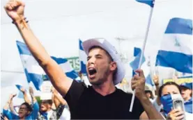  ?? AFP ?? Un opositor protestó el domingo en Managua para exigir justicia por los 6 miembros de una familia que murieron quemados en su casa.