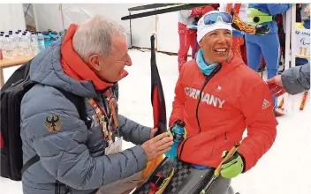  ?? FOTO: HILDENBRAN­D/DPA ?? Friedhelm Julius Beucher (links), der Präsident des Deutschen Behinderte­nsportverb­andes gratuliert der erfolgreic­hsten deutschen Athletin bei den Winter-Paralympic­s, Andrea Eskau.