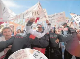  ?? EFE ?? ParlamentL­os médicos, en su tercer día de paros, llevaron sus protestas ante la puerta del Parlament