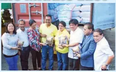  ??  ?? RICE EXPORT TO DUBAI: Agricultur­e Secretary Proceso Alcala (3rd from right) shows off samples of naturally-grown black rice to be shipped to Dubai. Also in photo are (from left) Vieva Phl president Lea Cruz, DA Asec. Dante Delima, Don Bosco general...