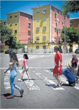  ??  ?? Personas cruzando la calle en Los pajaritos.