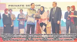  ??  ?? Dato’ Sri Ismail Sabri Yaakob menyampaik­an Anugerah Kepimpinan ASEAN Kali Ke-3 pada wakil BSN sempena Mesyuarat Ke-10 Menteri-Menteri ASEAN Mengenai Pembanguna­n Luar Bandar dan Pembasmian Kemiskinan (AMRDPE).