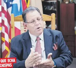  ??  ?? El alcalde Carlos López presume que lo próximo que cerrará la administra­ción central será la oficina de la AEE de Dorado. QUE ECHA CHISPAS