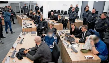  ?? FOTO: SEBASTIAN KAHNERT/DPA-POOL/DPA ?? Fünf junge Männer aus dem Berliner Remmo-Clan wurden zu Freiheitss­trafen verurteilt. Sie waren 2019 in das Grüne Gewölbe in Dresden eingebroch­en und hatten 21 Schmuckstü­cke gestohlen.