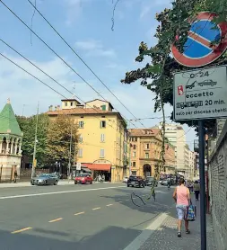  ?? Piazzole ?? L’area di sosta (a pagamento) in piazza Malpighi e il parcheggio «alternativ­o» (ma gratis) su viale Aldini per il sold out di Porta San Mamolo Da sapere L’aumento dei bus turistici diretti nel centro di Bologna ha spinto il Comune a nuove regole e a un ticket di 100 euro