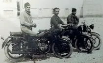  ??  ?? Motori A Spalato (primo da sinistra) nel 1941, l’anno prima era entrato nel 6° Corpo d’Armata, sezione autisti Bologna