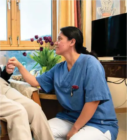  ??  ?? Johanne Reimers Madsen på sin penbergens­k, Hun fyller 108 år i dag. Her i samtale med sykepleier Rosa Mejia.