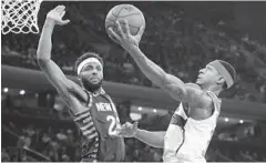  ?? JASON DECROW/ASSOCIATED PRESS ?? Guard Bradley Beal, driving to the basket against the Knicks’ Mitchell Robinson, is leading the Wizards, averaging 22.4 points a game.