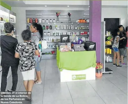  ??  ?? Clientes en el interior de la tienda de La Botica de los Perfumes en Nueva Caledonia.