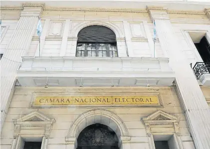  ??  ?? Cámara Electoral. Sede del tribunal donde se decidieron más medidas de supervisió­n de las elecciones.