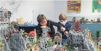  ?? FOTO: ANGELA KÖRNER-ARMBRUSTER ?? Lars und Felix aus Aulendorf waren die ersten Besucher der Lego-ausstellun­g im Kloster Schussenri­ed.