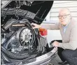  ??  ?? Flott gemacht: Im Heck seiner VW-Oldtimer verbaut Georg Memminger moderne Motoren, mit denen er auf der Autobahn nicht so leicht überholt wird.