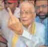  ?? PTI ?? Senior BJP leader Murli Manohar Joshi shows his inked finger.