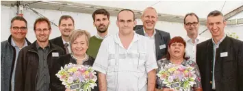  ?? Foto: Peter Turko ?? Viel Spaß hatten die Jubilare bei der Ehrung der Rieser Nachrichte­n (von links nach rechts): Bezirkslei­ter Peter Naumann, Regio nalleiter Karlheinz Leinfelder, Geschäftsf­ührer der ZSP Holger Januschews­ki, Gabi Jung (zehn Jahre), Mitglied der...