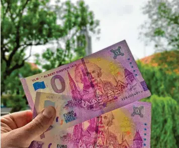  ?? Foto: UNT/Anna Beyrer ?? Neues Souvenir: Dieser täuschend echt aussehende Schein – gedruckt auf echtem Banknotenp­apier – steht jetzt im Ulmer Stadthaus zum Verkauf.