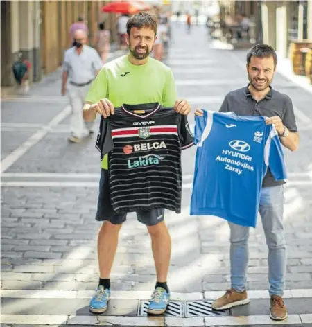  ?? Foto: Iban Aguinaga ?? Rodrigo Fdez. de Barrena e Íñigo Ardanaz posan con las camisetas de Beti Kozkor y Ardoi.