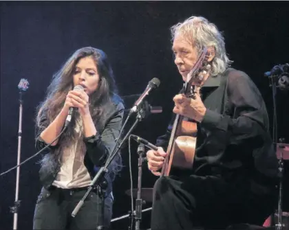  ?? / JUAN JESÚS GARCÍA ?? Soleá Morente y Paco Ibáñez, en un concierto en Granada en 2014.