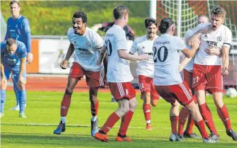  ?? FOTO: JOSEF KOPF ?? Der Jubel ist groß: Der FC Wangen feiert den ersten Saisonsieg.