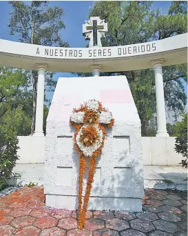  ??  ?? Monumento en honor a quienes no fueron encontrado­s tras el terremoto.