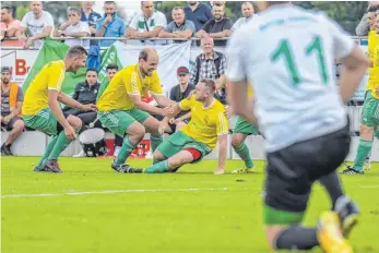  ?? FOTO: FLORIAN WOLF ?? Schießt seine Mannschaft im Alleingang in Runde zwei der Relegation zur Fußball-Bezirkslig­a: Pascal Rasch (Dritter von links) vom SV Eglofs.