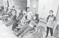  ??  ?? DERMA DARAH: Guru Besar SK Bebuloh Abd Rahman Salim turut menderma darah bersama Ag Rozlan, Chai Yee San (kanan) dan Lau Chin Ying (kiri).
