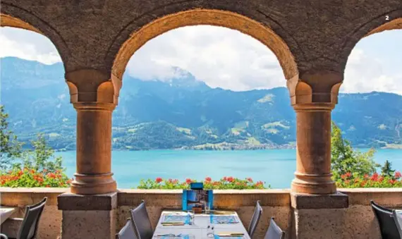  ??  ?? 1| Discesa dal Grindelwal­d First con le mountain cart, veicoli ecologici a pedali. 2| Il ristorante panoramico delle grotte di San Beato, sul lago di Thun. 3| Il treno a vapore che da Brienz sale verso il monte Rothorn.