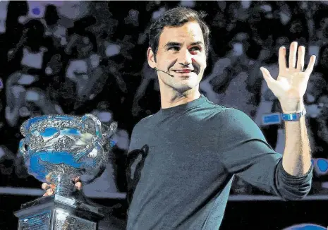  ?? Foto: Reuters ?? Zpátky s trofejí Švýcarský tenista Roger Federer v Melbourne Parku při losování Australian Open 2018, kde obhajuje titul ve dvouhře mužů.