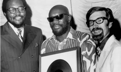  ?? ?? Stax Records executives Al Bell (left) and Jim Stewart (right) present singer and composer Isaac Hayes with a framed record of his album Hot Buttered Soul in 1969 in Memphis, Tennessee. Photograph: Michael Ochs Archives/Getty Images