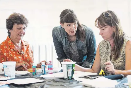  ?? JULIE JOCSAK THE ST. CATHARINES STANDARD ?? Shauna MacLeod, founder executive director of Willow Arts Community, centre, works with a group including Evelyn Bastos, left, and Farrow Mascoe at Rodman Hall on Monday.