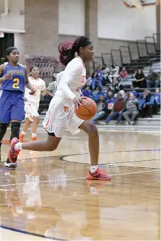  ?? Photo by Kevin Sutton ?? Texas High’s Unique McBride dribbles to the basket during a District 16-5A game against Sulphur Springs Friday at Tiger Center.