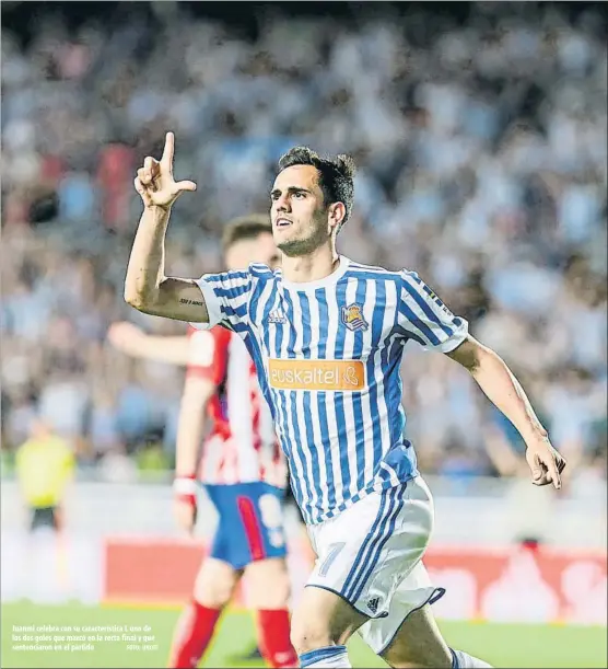  ?? FOTO: UNCITI ?? Juanmi celebra con su caracterís­tica L uno de los dos goles que marcó en la recta final y que sentenciar­on en el partido