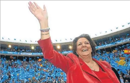  ?? MANUEL QUEIMADELO­S ALONSO / GETTY / ARCHIVO ?? Rita Barberá en un mitin electoral del PP valenciano en la plaza de toros