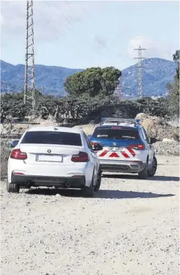  ?? ACN ?? Agentes de la policía en plena investigac­ión en un camino rural.